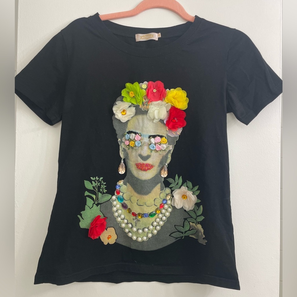 Frida Kahlo Unique Yativi Women T shirt Black w/ Flowers and Appliques